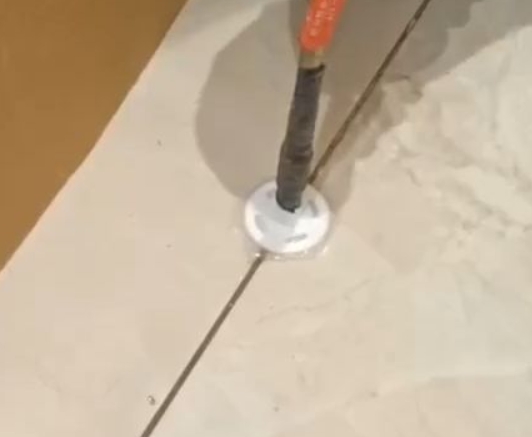 岐山瓷砖空鼓维修公司专业解答瓷砖在铺贴过程中，如果没有涂抹均匀到位的粘结材料（如水泥砂浆或瓷砖胶），可能会导致以下问题