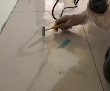 岐山瓷砖开裂维修公司专业分享瓷砖在铺贴前如果没有沥干水分，将会导致以下问题